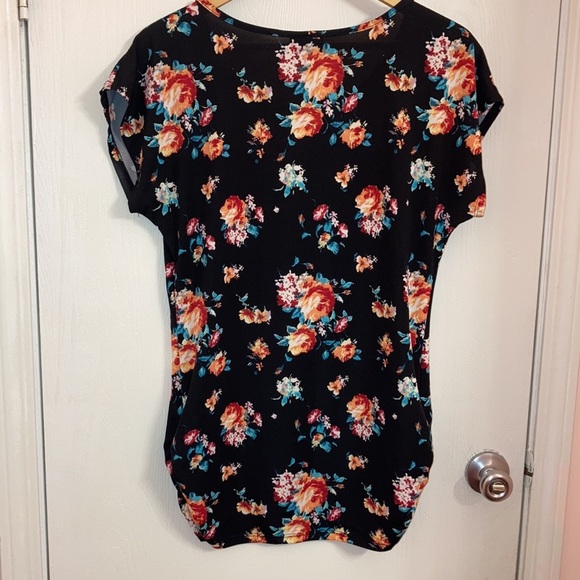 Free Kisses black top with floral design - Picture 3 of 4